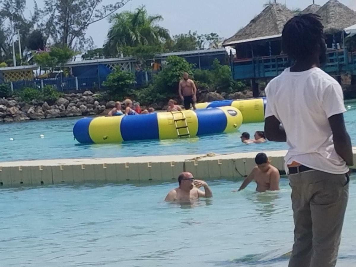 Rosi Ocean Sand Hotel Apt Ocho Rios Eksteriør bilde